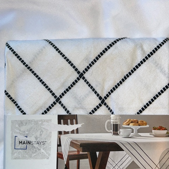 Mainstays White /Black Stripe Boarder & Tassel Table Throw 50x 50 - Picture 9 of 13